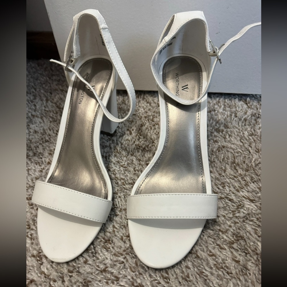 White sandals with thick block heel. Size 8 wide. Worn once. Great condition!